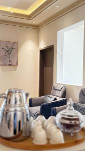 sala de estar con mesa y hervidor de agua. en Amaris Hotel, en Barka