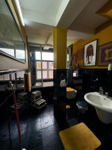 キャンディにあるRugby House Kandyの広いバスルーム(シンク、バスタブ付)