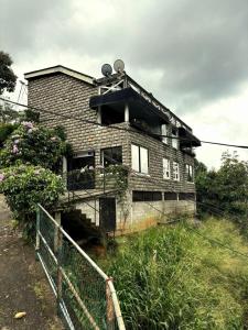 キャンディにあるRugby House Kandyの塀が前に建つ古いレンガ造りの家 +62枚の写真