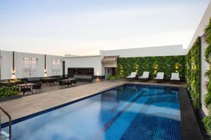 Πισίνα στο ή κοντά στο Ramada by Wyndham Ghaziabad Vasundhara