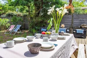 ein Tisch mit Tellern und Schüsseln mit Essen darauf in der Unterkunft Villa 3 chambres dans le centre du Cap Ferret in Lège-Cap-Ferret