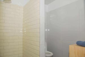 un bagno con wc e doccia di 2 Bedroom House - Villa Teremoana a Ngatangiia Altre 13 foto