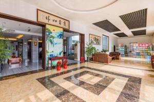 北京市にある169 Business Hotelの大きなガラスのドアがある店のロビー