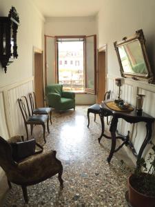 Gallery image of Princess Guest House Canal View in Venice