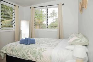 una camera da letto con un letto e due finestre di 2 Bedroom House - Villa Teremoana a Ngatangiia