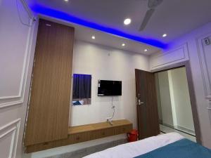 Μια τηλεόραση ή/και κέντρο ψυχαγωγίας στο Hotel Mariott Inn