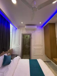 Ένα ή περισσότερα κρεβάτια σε δωμάτιο στο Hotel Mariott Inn