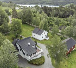 eine Luftansicht eines weißen Hauses mit Garage in der Unterkunft A Cozy Nordic Home in Ålset