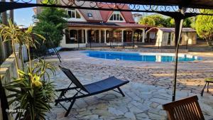 Bazén v ubytování VILLA LYSE - Gîte de France nebo v jeho okolí + 10 fotografií