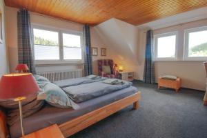 Postel nebo postele na pokoji v ubytování Gemütliche Ferienwohnung für Naturliebhaber + 47 fotografií