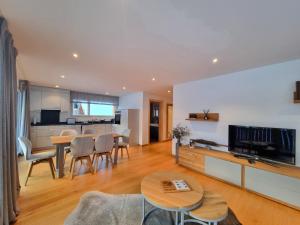 TV a/nebo společenská místnost v ubytování Luxury Apartment Romaine 1st floor