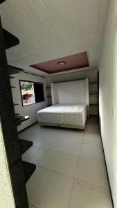 VERÃO ROOTs في ايليوس: غرفة نوم بها سرير في الغرفة