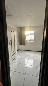 VERÃO ROOTs في ايليوس: غرفة فارغة مع أرضية بلاط بيضاء كبيرة +3 صور