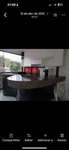 VERÃO ROOTs في ايليوس: صورة مطبخ مع كونتر توب