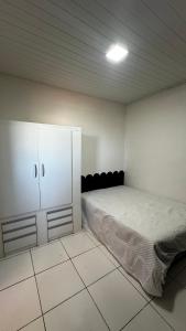 VERÃO ROOTs في ايليوس: غرفة نوم بها سرير وخزانة بداخلها