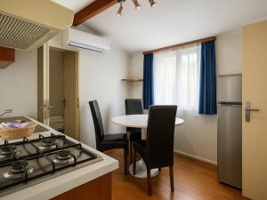 Kuchyň nebo kuchyňský kout v ubytování Boutique Mobile Homes UlikaRovinj