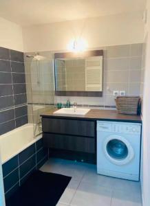 Phòng tắm tại Super appartement avec piscine