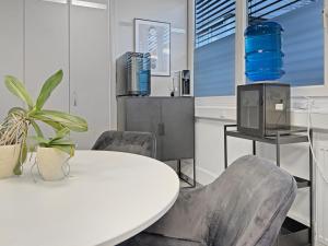 Zimmer mit einem weißen Tisch und Stühlen in der Unterkunft FlexiStay at Nürtingen in Nürtingen