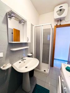 een badkamer met een wastafel en een douche bij Alberto in Campese +5 foto's