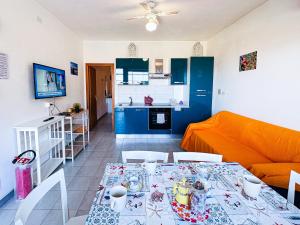 een keuken en een woonkamer met een eettafel bij Alberto in Campese