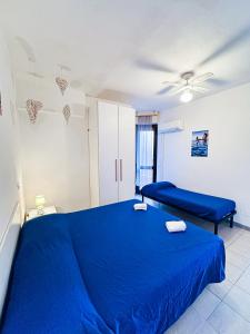 een slaapkamer met een groot blauw bed en een plafond bij Alberto in Campese