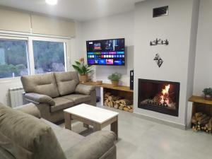 un soggiorno con due divani e un camino di Alojamiento Rural El Lentisco 