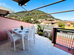 een witte tafel en stoelen op een patio bij Alberto in Campese