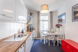 cocina y comedor con mesa y sillas en GreatStay Apartment - Rheinsbergerstr., en Berlín