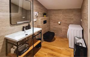 Phòng tắm tại 2 Bedroom Nice Apartment In Rab