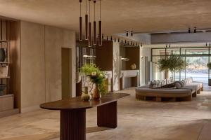 una sala de estar con una mesa y un sofá en Rocrita Lifestyle Beach Resort, en Mókhlos 214 fotos más