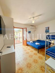 1 Schlafzimmer mit 2 Etagenbetten und einem Balkon in der Unterkunft Maria Vittoria in Campese + 20 Fotos