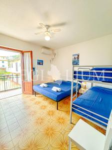 1 Schlafzimmer mit 2 Etagenbetten und einem Balkon in der Unterkunft Maria Vittoria in Campese