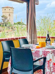 ein Tisch und Stühle mit einem Tisch und einem Leuchtturm in der Unterkunft Maria Vittoria in Campese