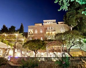 un grande edificio con luci di fronte di Villa Orsula a Dubrovnik