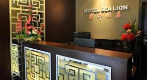 una oficina con un escritorio con un monitor de computadora en Sea Lion Hotel @ Klang, en Kampong Telok Gadong Besar