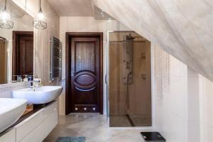 a bathroom with a shower and a sink and a toilet at TatryTop Dom Tatra Home Residence Jacuzzi in Biały Dunajec +93 photos