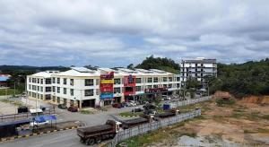 Un edificio con un camión frente a una calle. en Hotel Bestari Prima, en Kuala Lipis 41 fotos más