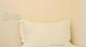 almohada blanca sobre la cama en Place2Stay @ The Mines, en Serdang 85 fotos más