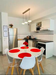 Nhà bếp/bếp nhỏ tại Super appartement avec piscine