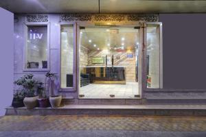 een toegang tot een winkel met een glazen deur bij Hotel Nancy Dx Near New Delhi Railway Station in New Delhi