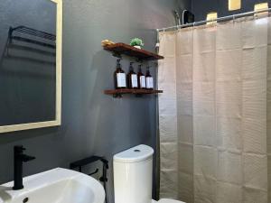 Et badeværelse på Villas Flora Bella + 8 billeder