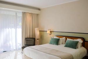 Una habitación de hotel con una cama y una ventana. en Best Western Sévan Parc Hôtel, en Pertuis 129 fotos más