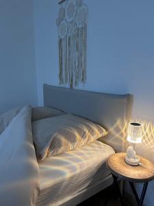 una camera da letto con un letto e un tavolo con una lampada di Le Petit Cocon de Pleyben a Pleyben