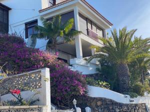 een huis met roze bloemen ervoor bij Esperanza in Tacoronte