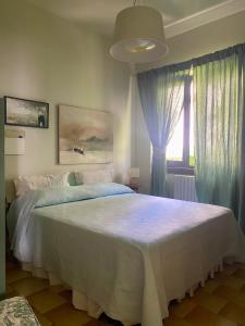 En eller flere senge i et værelse på The olive tree vacation home in Colico