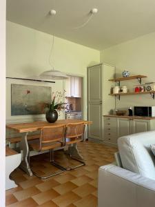 Køkken eller tekøkken på The olive tree vacation home in Colico