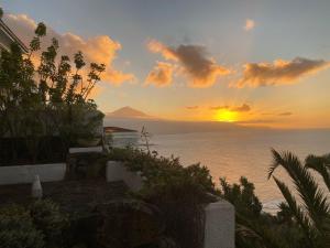 een zonsondergang boven de oceaan met zonsondergang in de verte bij Esperanza in Tacoronte