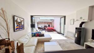 Et opholdsområde på Agréable villa au calme dans centre village