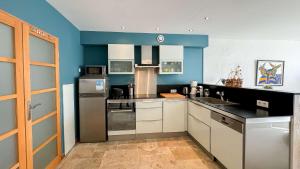 Køkken eller tekøkken på Agréable villa au calme dans centre village + 4 billeder