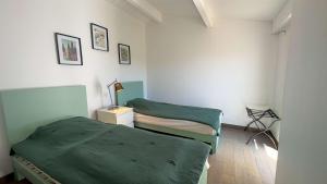 En eller flere senge i et værelse på Agréable villa au calme dans centre village